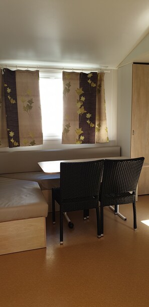 Mobile Home, 3 Bedrooms (Pin) | Room amenity