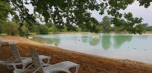 Private beach - Camping Le Chene Du Lac (Bayas)