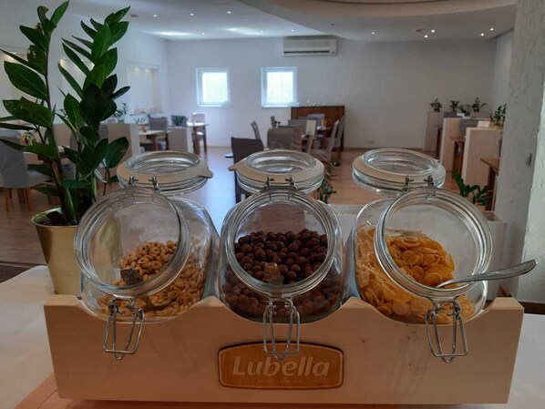 Daily buffet breakfast (PLN 25 per person)