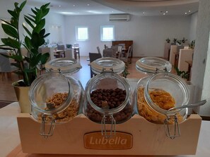 Päivittäinen buffetaamiainen (25 PLN per henkilö)