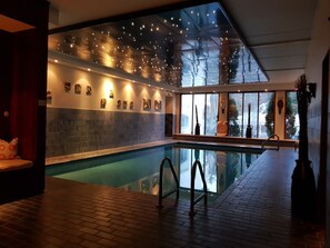 من حمّامات السباحة المغطاة