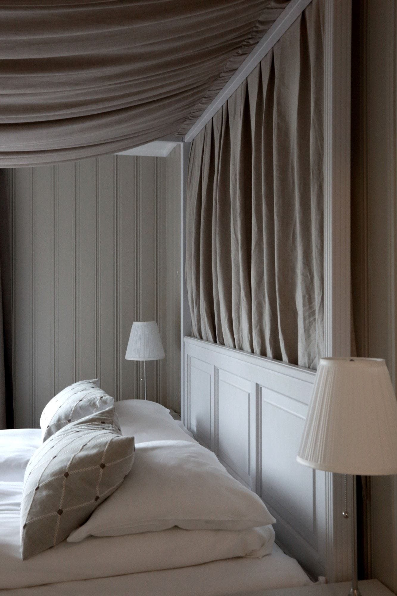 Decoración personalizada, escritorio y espacio para trabajar con laptop 