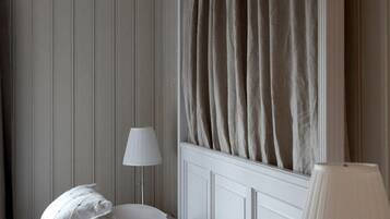 Kongesuite | Individually decorated, desk, laptop workspace, blackout drapes