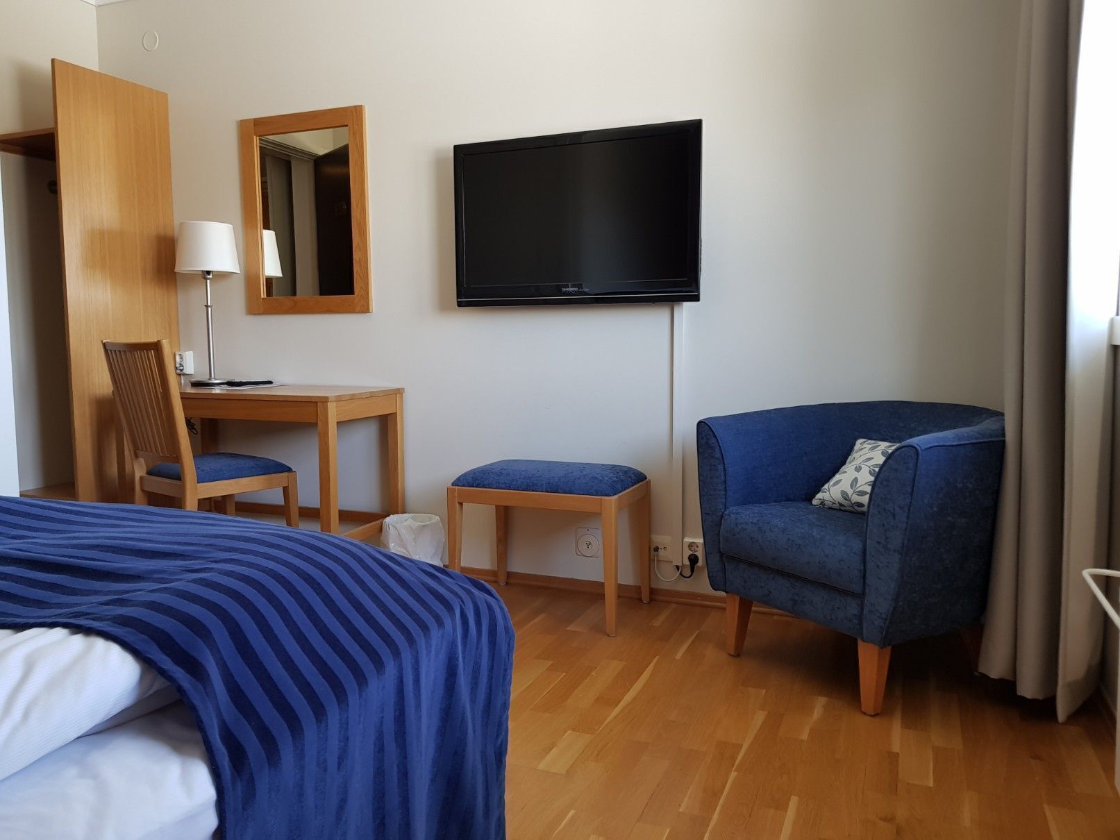 Decoración personalizada, escritorio y espacio para trabajar con laptop 