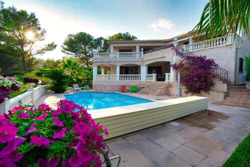 First floor of a villa with a sea view in a very quiet area