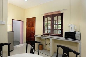 Cribs/infant beds