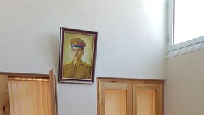 Unclassified image, 3 of 16, button - Minorai Xurd (Bukhara)