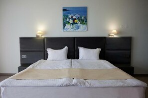 Apartment, Sea View | Desk, laptop workspace, free WiFi, bed sheets - Hotel Continental (Golden Sands)