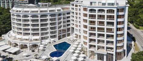 Vista frontal de la propiedad