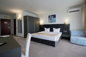 Desk, laptop workspace, free WiFi, bed sheets - Hotel Continental (Golden Sands)