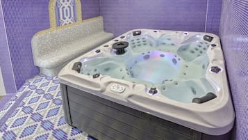 Sauna seca, banheira de hidromassagem, sauna a vapor, massagens