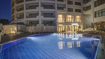 Piscina externa sazonal, funciona das 9h às 17h, guarda-sóis