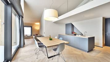Deluxe Apartment (Vancouver) | Private kitchen | Espresso maker, coffee/tea maker
