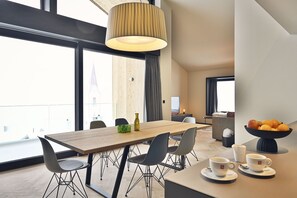 Deluxe Apartment (Vancouver) | In-room dining - W52 Apartments (Warth)