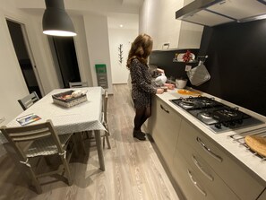 Fridge, oven, stovetop, dishwasher
