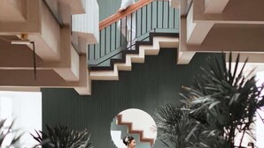 Ein modernes Gebäude mit einer Treppe und einem Rundfenster.