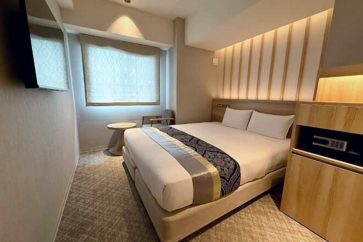 1 habitación, edredón, caja de seguridad en la habitación y escritorio