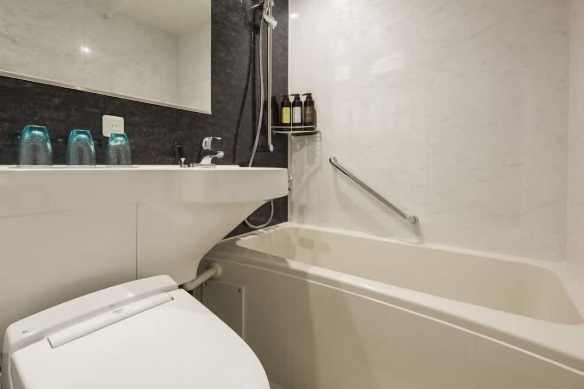 Salle de bain | Ensemble douche/baignoire, articles de toilette gratuits, sèche-cheveux