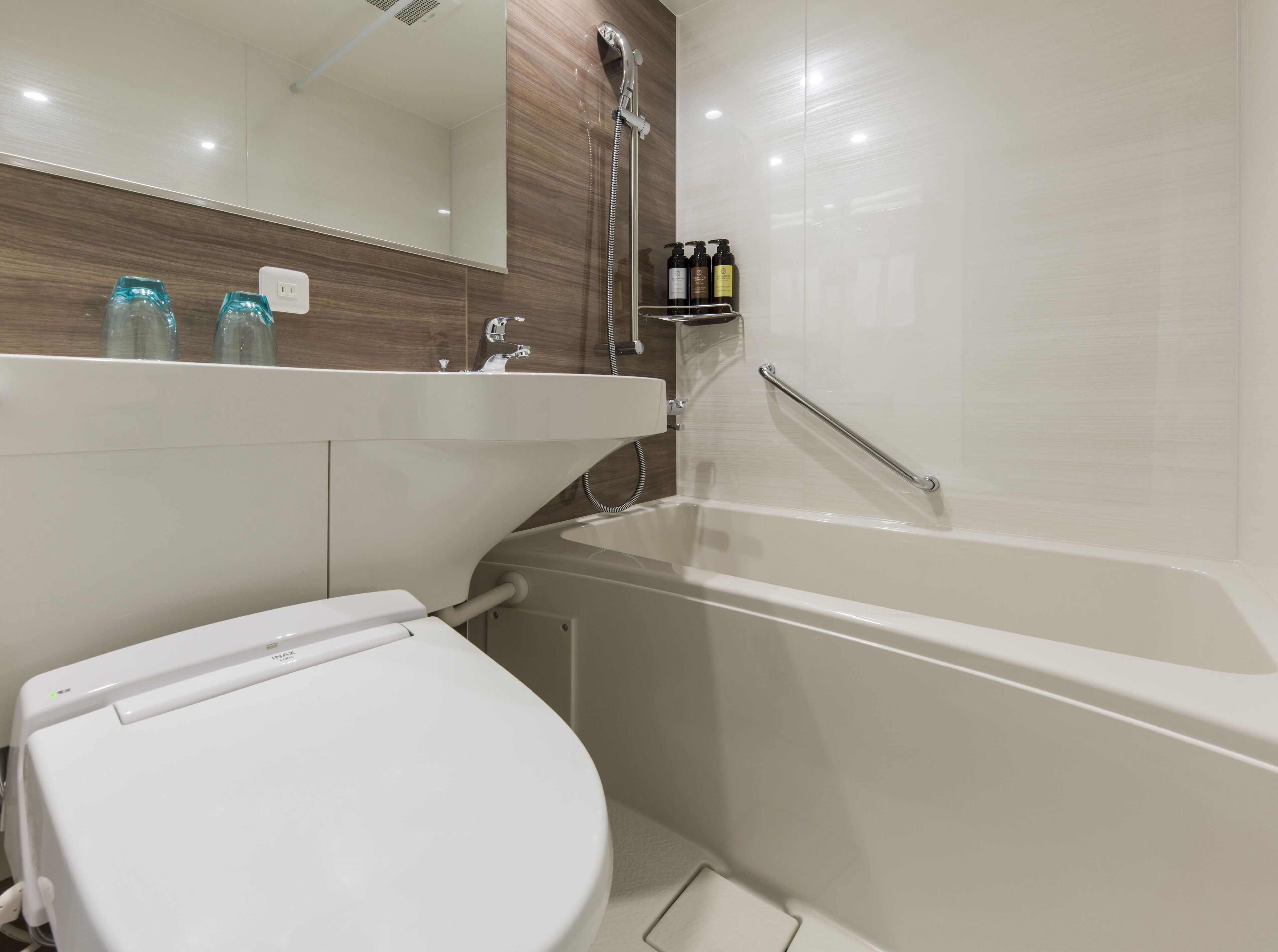 combined shower/bathtub, free toiletries, hair dryer, slippers