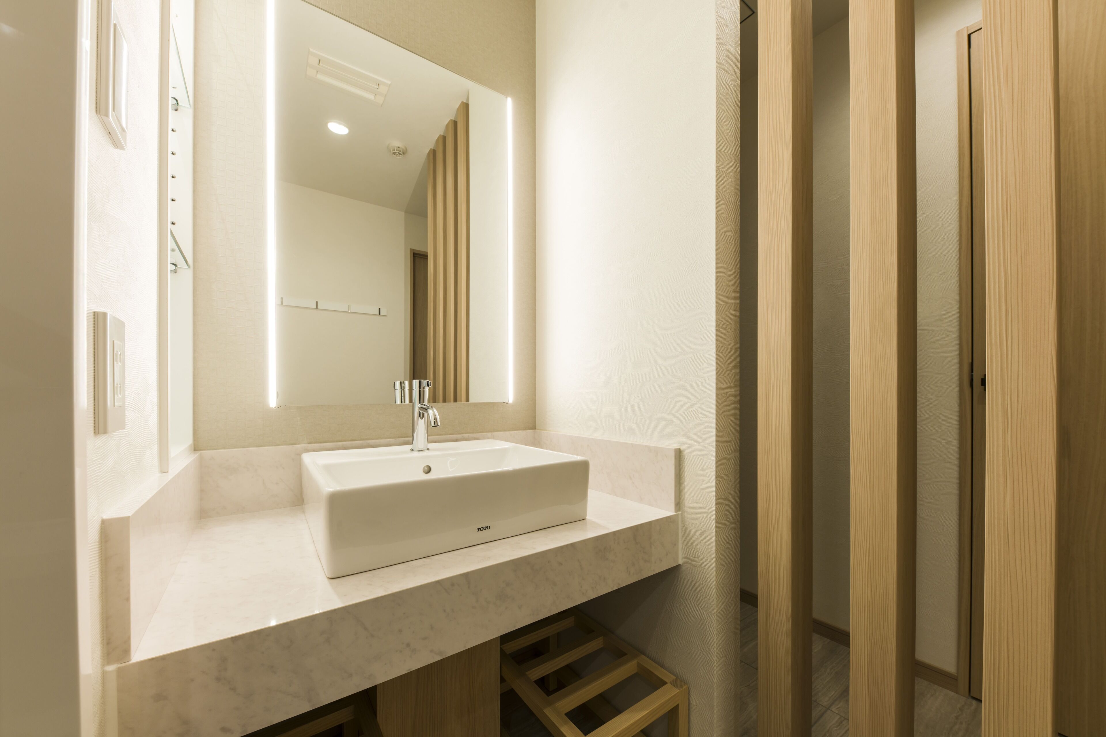 combined shower/bathtub, free toiletries, hair dryer, slippers