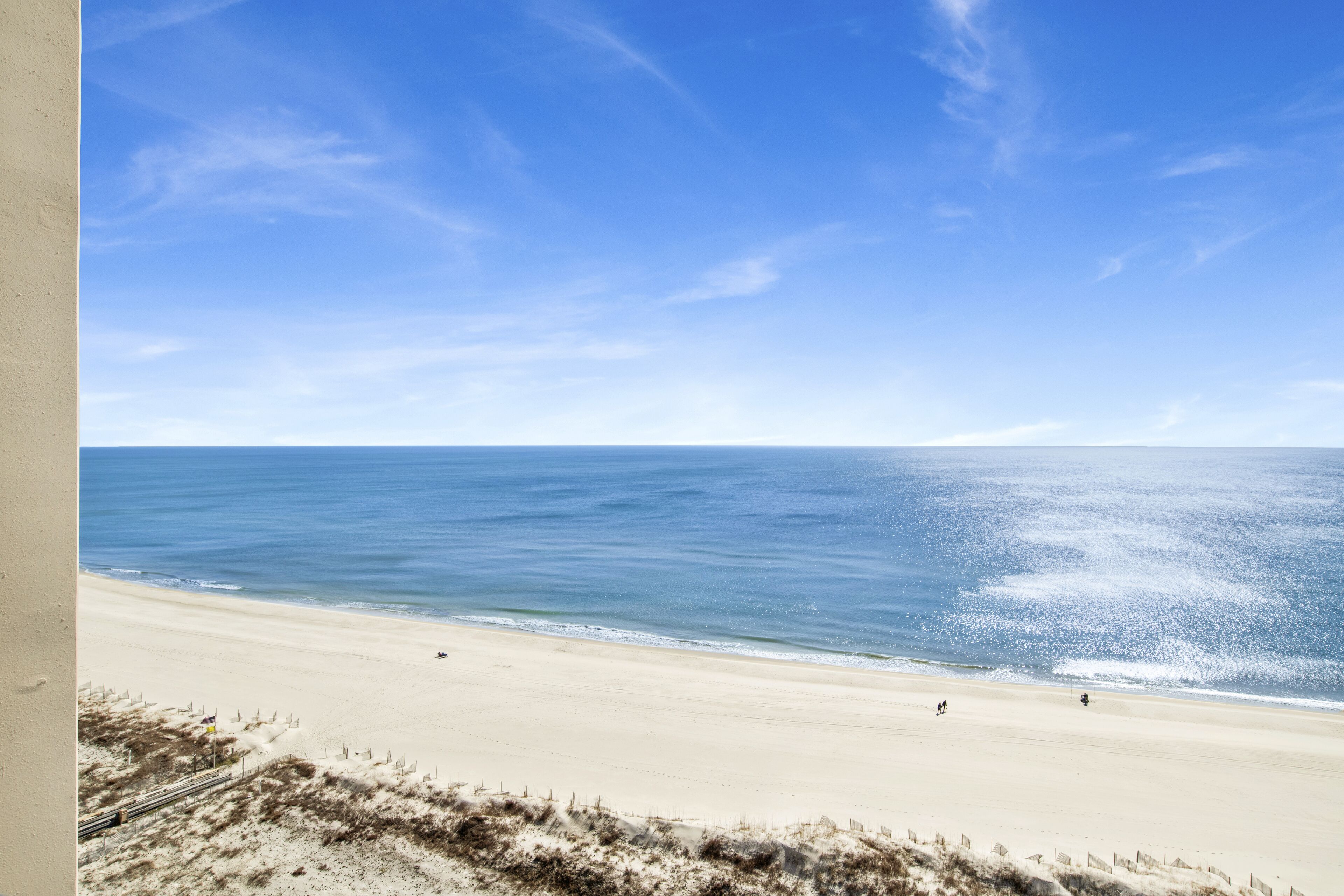 På stranden