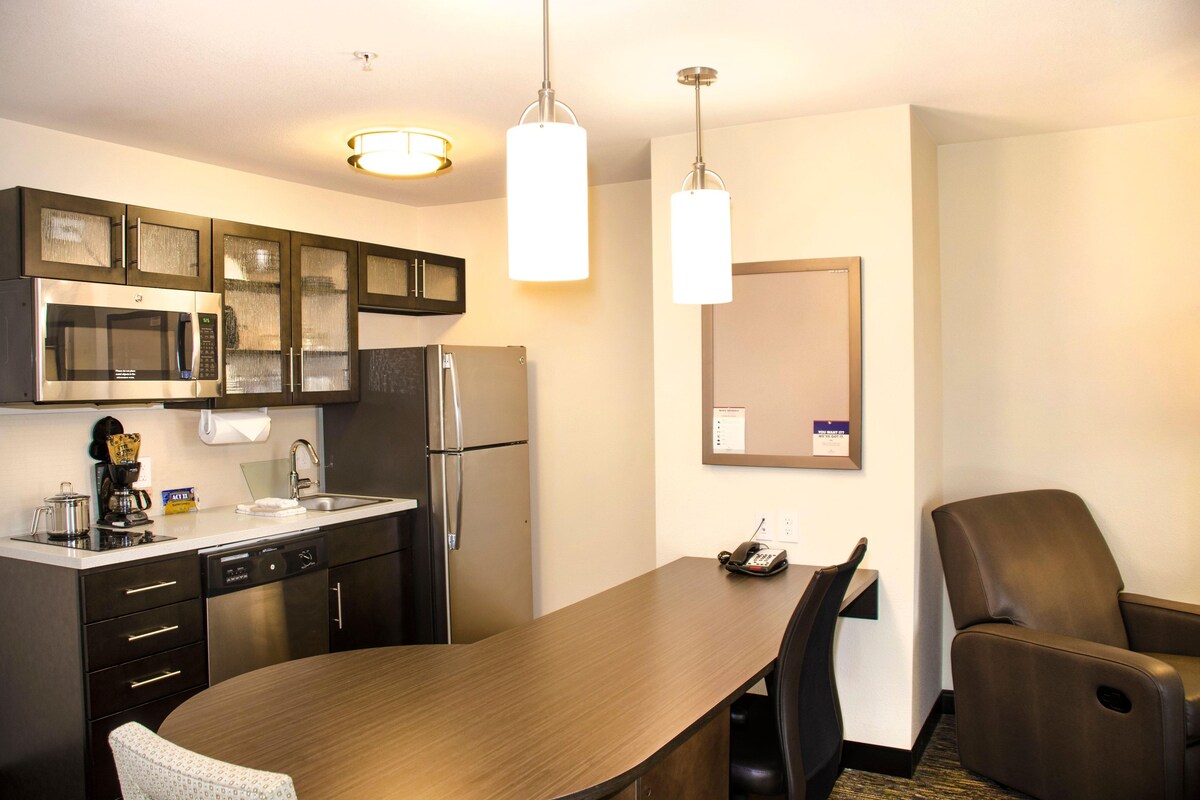 1 King 1 Bedroom Suite Mobil Access Tub