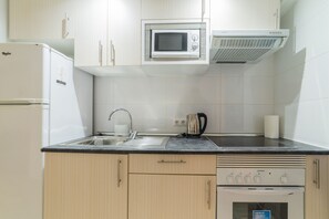 Fridge, microwave, oven, coffee/tea maker