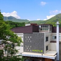 Un edificio de diseño moderno, con fachada estampada y techo plano.
