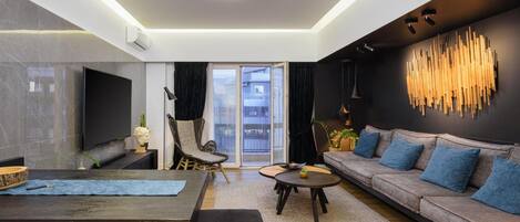 Smart TV, DVD player, books, stereo