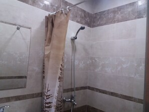 Haartrockner, Handtücher, Seife, Shampoo
