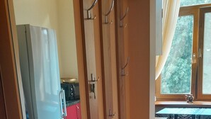 Una cocina moderna con refrigerador integrado, armarios de madera y una ventana con cortinas.