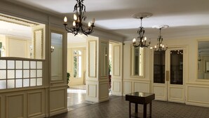 A spacious hallway with ornate chandeliers, large mirrors, and a patterned floor. - MENTON, VERY NICE STUDIO IN PALACE NEAR BEACHES AND STATION (Menton)