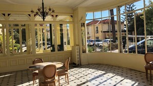 A sunlit room with a large bay window, a chandelier, and a tiled floor. - MENTON, VERY NICE STUDIO IN PALACE NEAR BEACHES AND STATION (Menton)