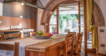 Finely furnished farmhouse with parking, wi-fii, garden and breathtaking view!