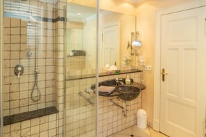 Apartamento, sacada (Rapunzel) | Pia do banheiro