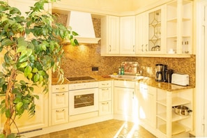 Refrigerador con freezer, horno, placa de cocina, lavavajillas
