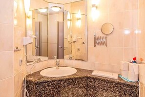 Shower, hair dryer, towels - Residenz am Gutshaus Dewichow (Mellenthin)