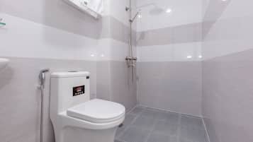 Studio | Bathroom | Shower, free toiletries, slippers, bidet