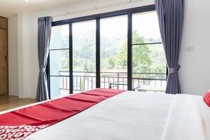 Deluxe Double Room | Desk, soundproofing, free WiFi, bed sheets