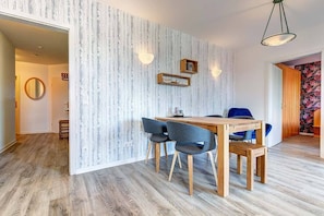 Apartment, Balkon (Ostseeglueck) | Essbereich im Zimmer
