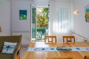 Apartment, Balkon (Ostseerose) | Essbereich im Zimmer