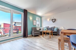 Apartment, Balcony (Ostseeglueck) | Living area | 120-cm LED TV with cable channels, TV, DVD player - Residenz Waldhaus (Zempin)