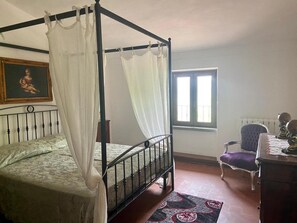 Lits bébé (gratuits), draps fournis