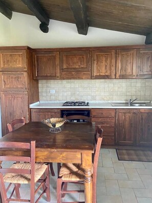 Réfrigérateur, four, plaque de cuisson