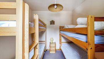 2 bedrooms, iron/ironing board, travel cot
