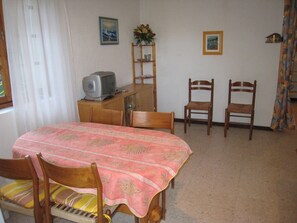 Interior - Ground Floor Villa with Terrace, Garden, and Parking in Super Cavalaire (Cavalaire-sur-Mer)
