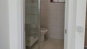 Douche, sĂšche-cheveux, serviettes fournies, savon