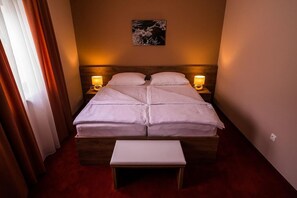 Deluxe Double or Twin Room | In-room safe, desk, blackout curtains, soundproofing