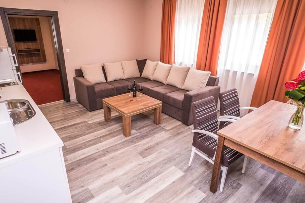 Departamento, 1 habitación | Área de sala de estar | Televisión de pantalla plana de 74 cm con canales vía satélite