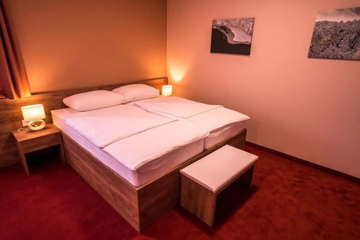 Habitación Deluxe con 1 cama matrimonial o 2 individuales | 1 habitación, caja de seguridad en la habitación y escritorio
